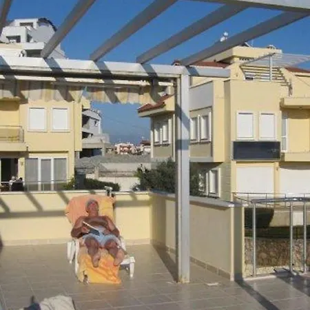 Stunning Large 4 Bed Within Walking Distance Of Everything Villa Side