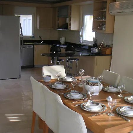 Stunning Large 4 Bed Within Walking Distance Of Everything Side